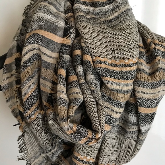 Round scarf - Picture 2 of 3